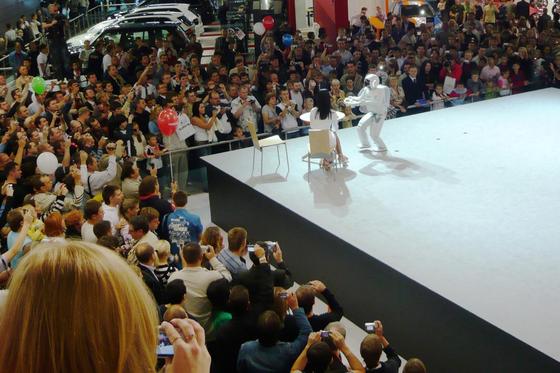 Робот ASIMO на Московской Международной Автомобильной Выставке MIAS-2008